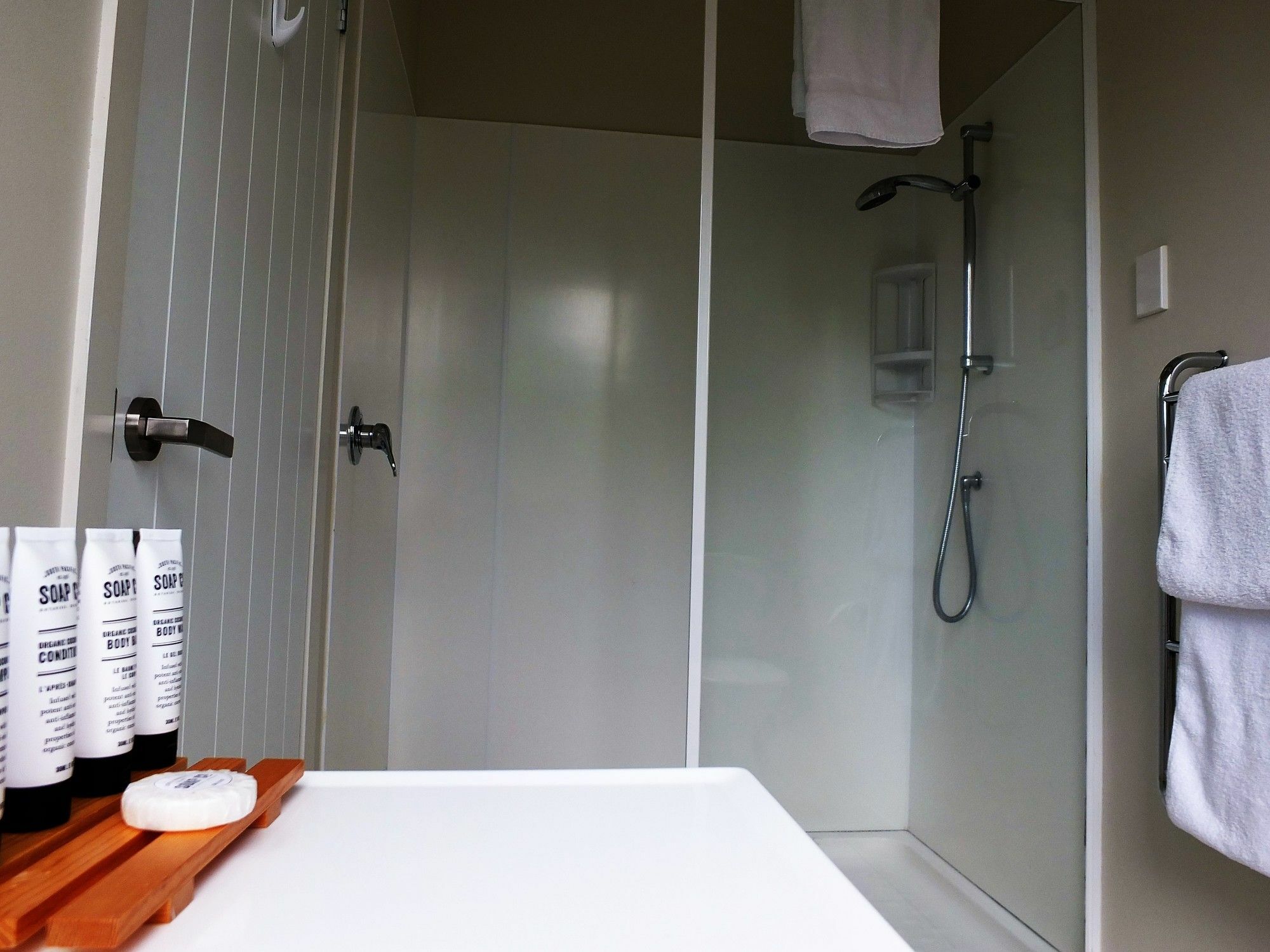Le Chalet Waiheke Apartments Ostend Εξωτερικό φωτογραφία